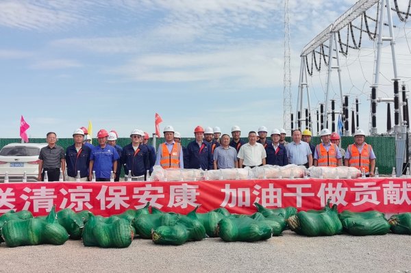 深圳配资门户网 宁夏灵武市3000余名户外劳动者喜获沁心“补给包”