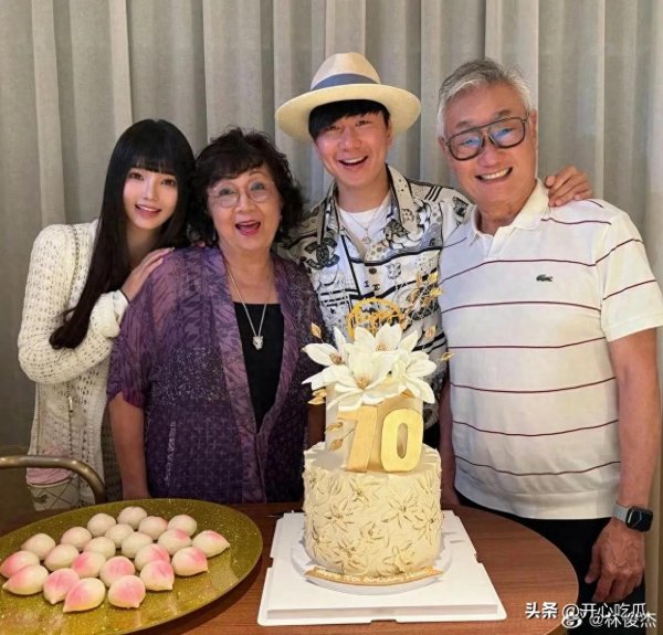 股票配资炒股 44岁林俊杰官宣恋情！带23岁女友见父母，晒一家四口合照，太幸福